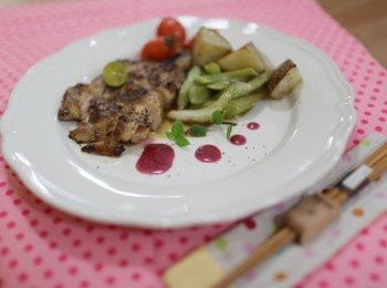 step9: 蔬菜擺好盤加上一棵酸桔完成上菜^^ 烤雞單吃就很好吃，也可以沾點<span class="group_2">蔓越莓醬汁</span>有不一樣的濃郁風味，或是淋點酸桔也很清爽喔。
