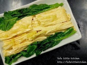 step3: 芥蘭苗洗淨後放於觧腐竹旁邊，隔水蒸15分鐘即可。