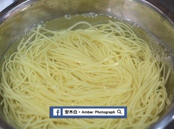 step4: 油麵煮好撈起時，放入冰水中冰鎮一會，去除澱粉質。