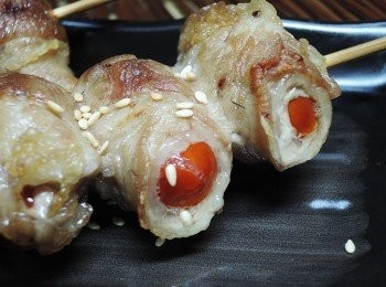 step4: 烤好後撒上白芝麻，一口咬下，酸甜的番茄味道，馬上充滿口中，除了撒白芝麻，黑胡椒跟七味粉也很不錯喔!!