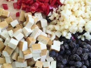 step2: 辣椒、蒜頭切碎豆干切丁、豆鼓洗淨瀝乾。