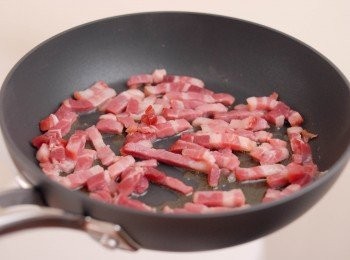 step3: 熱鑊下油，煮煙肉粒數分鐘