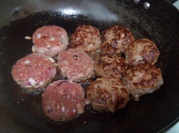 step6: 把鑊燒紅下油，待鑊和油再次燒紅後下牛肉餅，慢火煎至兩面金黃色便可。