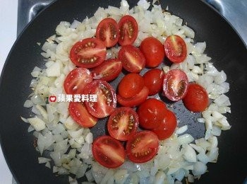 step4: 聞到蒜香味時，放入小蕃茄拌炒。