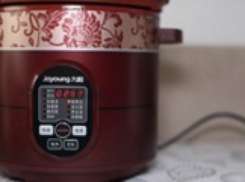 step4: 大火燒開後轉小火慢燉3小時或用定時湯鍋選擇煲湯模式煲煮。出鍋前根據個人口味加入適量的鹽。