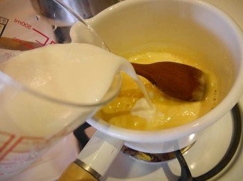 step4: *麵粉香氣出來分次倒入牛奶快速攪拌均勻。