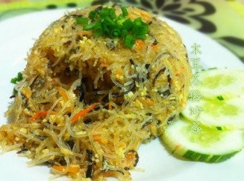 step1: 將蛋打散加入胡椒粉，麻油，鹽巴攪拌均勻。