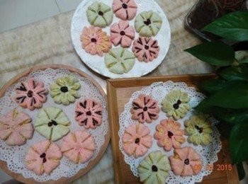 step14: 14 11 預熱170度,烤温:放最下方再上一格,上下火160度烤10分,再150度15分,不過還是視自己烤箱為主喲~~(我的原則是前10分注意上色情形太快就先降温10度),出爐喜愛的點心就完成了喲~