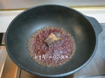 step2: 茶包剪去棉線.倒入400cc滾水煮至深琥珀色