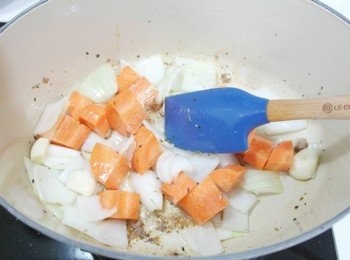 step5: 倒入紅蘿蔔切塊一起拌炒。