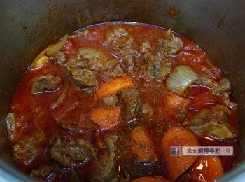 step6: 加入紅蘿蔔，下鹽、糖、黑胡椒調味，再加壓炆10分鐘，完成。