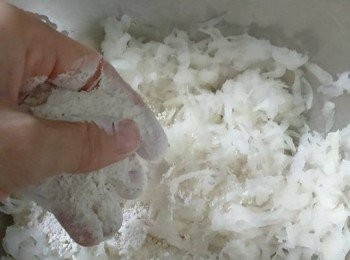 step4: 將醃好的蘿蔔絲中的水用手榨乾，蘿蔔絲此時淨重260克，慢慢加入蕃薯粉撈勻至無粉粒【蘿蔔絲和番薯粉的比例為4：1】