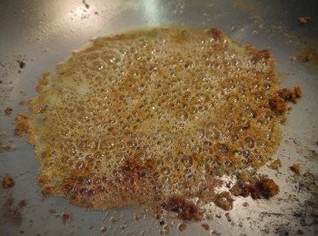 step9: *倒出油炸的油，鍋內留一些油即可。 *油熱，倒入豆酥，攪拌起泡。