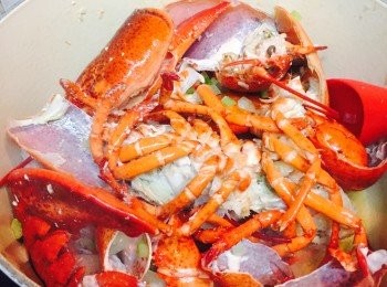 step3: 加入龍蝦殼，落白酒炒匀，用中火煮至滾讓酒精揮發。