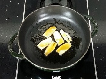 step5: 另準備一個湯鍋,黑麻油及薑片下鍋後用小火慢慢煸出香氣。