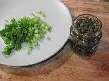 step1: 芹菜切細末備用。