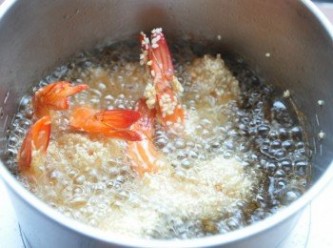 step5: 輕輕的將沾滿白芝麻的蝦子下鍋油炸，至微微金黃撈起瀝油