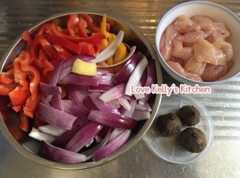 step1: 雞柳去根去衣洗乾淨切開1半, 用調味料醃15分鐘；