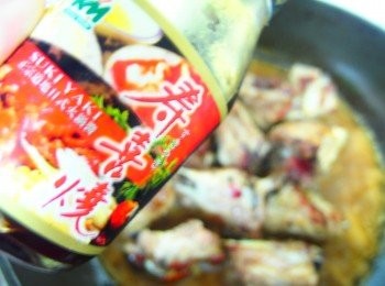 step3: 小排洗淨二兩煎至金黃~加入柳丁汁和壽喜燒醬少許的糖~一匙的米酒~穀盛「壽喜燒」道地日本風味原汁料理醬，天然健康、 不含味素、防腐劑及人工色素~調味的好幫手~