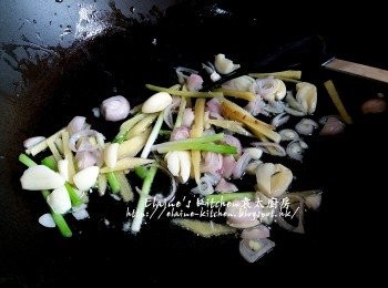 step7: 鑊中放入炸茄子油燒熱 , 爆香薑絲 , 蒜頭 , 乾蔥頭片 , 芹菜段及蔥白