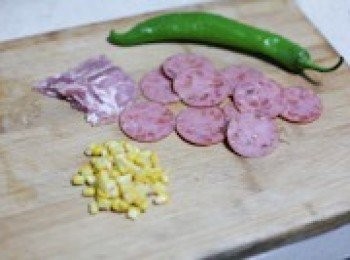 step5: 趁著餳面的空隙製作餡料，洗淨玉米粒和青椒等。