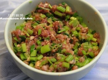 step3: 3.將適量餡料包入餃子皮，包成餃子。