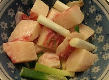 step1: 將薑片.蔥.蛋黃.酒.醬料把魚塊醃30分鐘