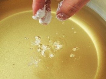 step4: 將炸油加熱至170℃（將粉類加入油中，會馬上浮起並出現小氣泡的程度）。輕輕加入3，油炸出漂亮的色澤。