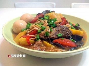 step5: 加料變出【花雕滷味拼盤】：吃剩的花雕蕃茄紅燒肉，加地瓜（1條）、蕃茄（1顆）、洋葱（1顆）煮滾後，再放八角（1顆）、黑木耳（適量）、豬火鍋肉片（適量）、金針菇（1包）續煮，最後灑上葱花（適量），又是美味的一餐。
