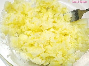 step2: 蒸好後用插子壓碎.再加入起司粉.鹽和太白粉和水1-2大匙拌勻.