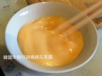 step2: 加少許鹽入蛋漿，把蛋漿拌勻。