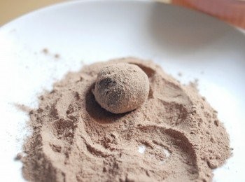 step7: 然後沾滿可可粉或果仁碎等即成！
