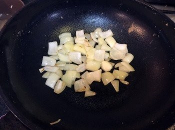 step4: 再準備醬汁，中火炒香洋蔥，加入罐頭蕃茄和新鮮蕃茄，加入約200ml水，煮至微滾。