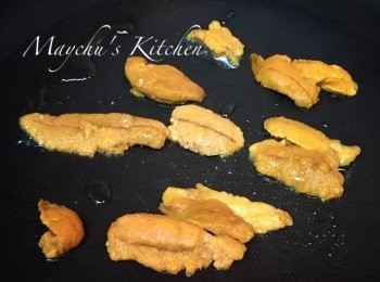 step1: 燒熱油鑊，將1/3份量的海膽用慢火煎香。