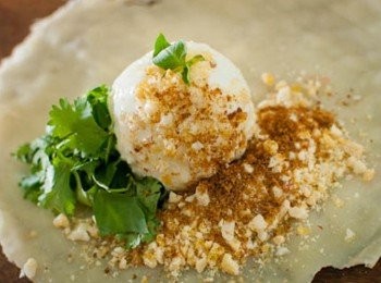 step5: 加上雪糕放在潤餅皮上，灑上花生粉及香草碎