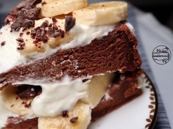 step9: 喜歡多一點鮮奶油的人，可以打發150-200g，這樣可以塗抹的比較均勻，更容易做造型。喜歡負擔沒那麼重的，薄薄的更加推薦，依舊潤口且帶有乳香。