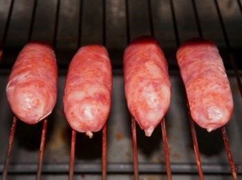 step1: 選用~香腸世家飛魚卵香腸 烤箱180度 10分鐘