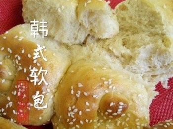 step7: 预热烤箱上下火180度。将整形好的面团轻轻刷上蛋液，烤15~17分钟，直至浅金黄色，并趁热食用。

Jojo Low 细细语:"如果你的烤箱太热情可175度"。