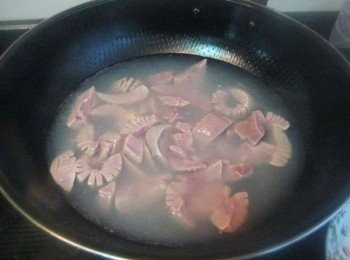 step4: 再倒入開水焯3分钟捞起。