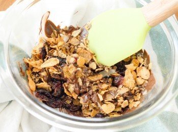 step2: 加入粟米脆片拌勻 （可加入葡萄乾、棉花糖、果仁等）