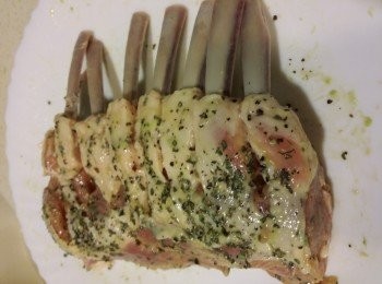 step3: 然後均勻灑上黑胡椒和香草, 醃5分鐘.