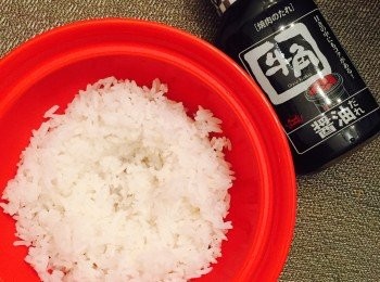 step3: 白飯上先淋上牛角醬油，再灑上白芝麻和紫菜碎。放入溫泉蛋，最後灑上葱花。