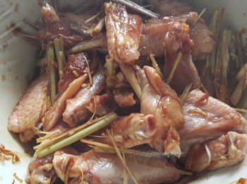 step6: 放入醬汁撈好，醃 2 小時後，將香茅汁同<a href="https://bit.ly/3zHU5V3" target="_blank" data-keyword="雞翼" class="guide-link"><strong>雞翼</strong></a> <span style="display:inline-block;vertical-align:middle;margin-top:-3px;color:initial;border-radius:3px;padding:2px 3px;font-size:12px;line-height:14px;background:#87d300;color:#fff;">即買</span> 分開，醬汁留用