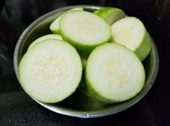 step1: 節瓜，去皮後切厚件