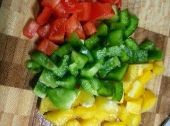 step2: 三色椒洗淨切粒待用