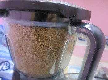 step2: 然后把炒熟的芝麻和麻油放入鋒利刀片的搅拌机中打成酱即可