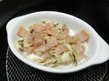 step4: 倒入50c.c.的牛奶，並加入調味料