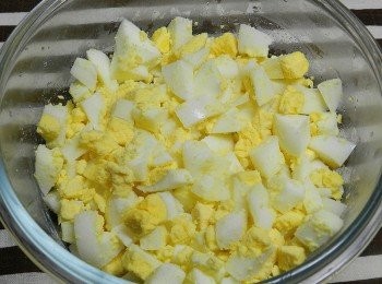 step10: 將蛋殼剝除，並切碎