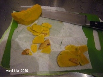 step1: 因為一開始的份量不能太多，南瓜又可以儲存比較久，我也喜歡吃南瓜 所以先選了南瓜作為第一次的副食品 小南瓜約1/4 要先把外皮削去再蒸熟（外皮超好吃的，不過打起來還是容易有喳喳，還是不要給寶寶嘗試）