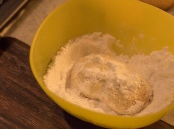 step12: 趁曲奇仍暖時撲上份量外之糖粉，拍去多餘份量後放涼
（此步驟後曲奇本身熱氣會溶化糖粉，於餅面結成一層薄薄的糖霜）